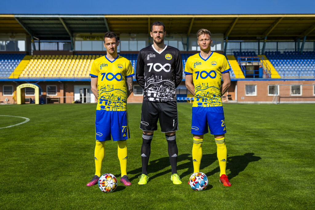 Fotbalové utkání ve speciálních výročních dresech