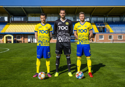 Fotbalové utkání ve speciálních výročních dresech